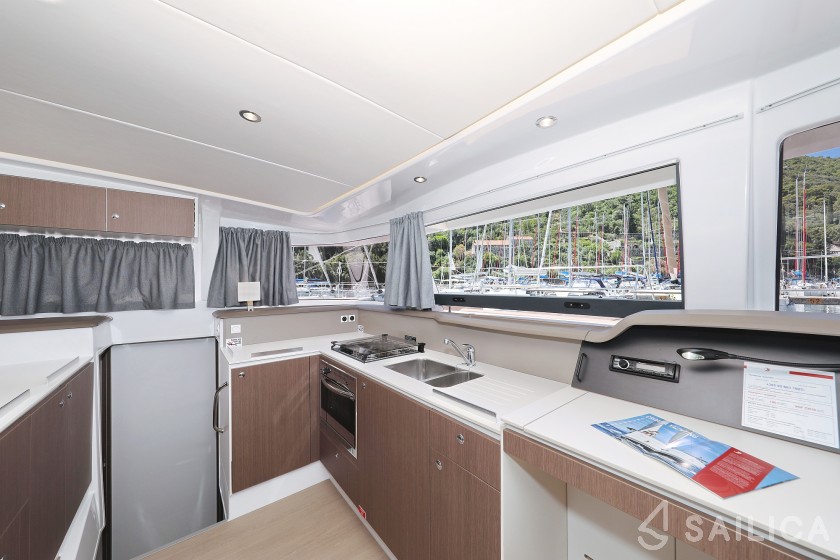 Bali 4.1 - Yacht Charter Sailica