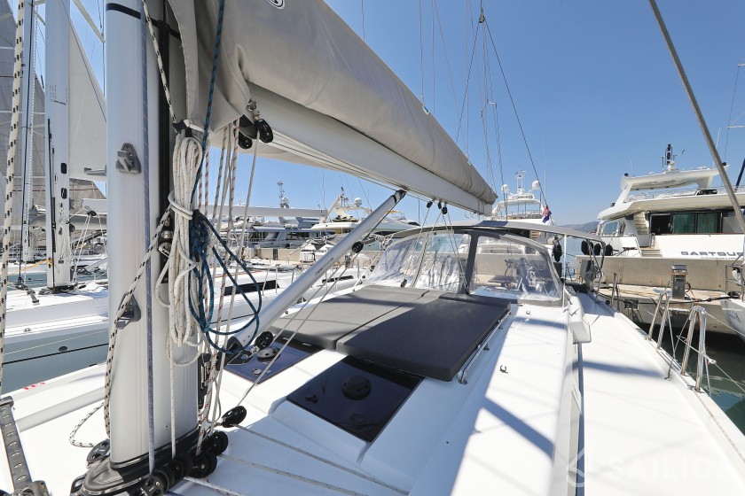 Hanse 548 - 5 + 1 cab. - Yacht Charter Sailica
