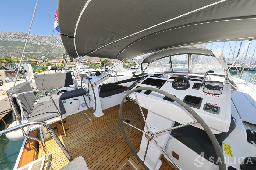 Hanse 548 - 5 + 1 cab. - Yacht Charter Sailica
