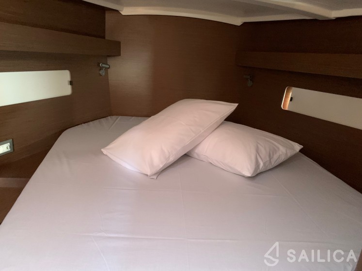 Oceanis 40.1 - Yacht Charter Sailica