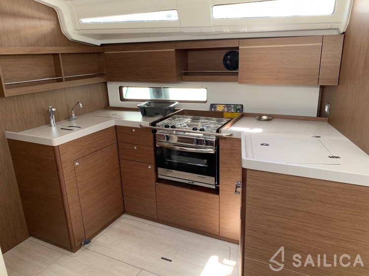 Oceanis 40.1 - Yacht Charter Sailica