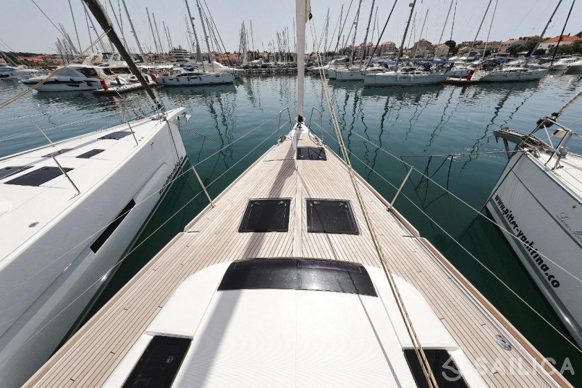 Dufour 520 GL - Yacht Charter Sailica