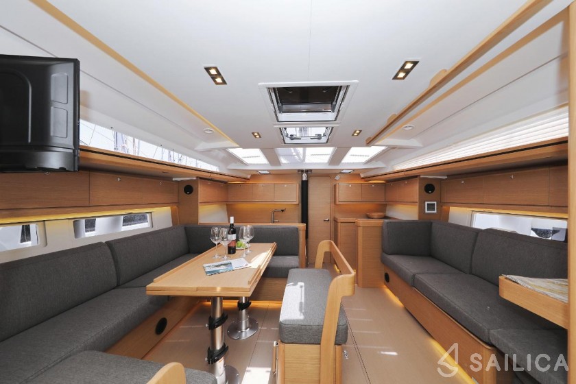 Dufour 520 GL - Yacht Charter Sailica