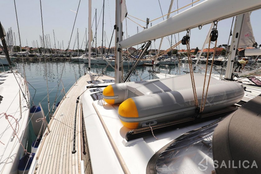 Dufour 520 GL - Yacht Charter Sailica