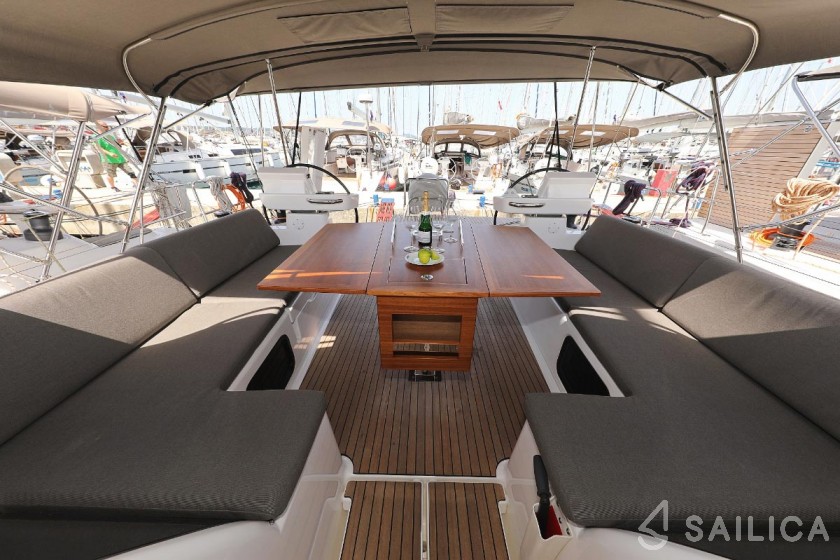 Dufour 520 GL - Yacht Charter Sailica