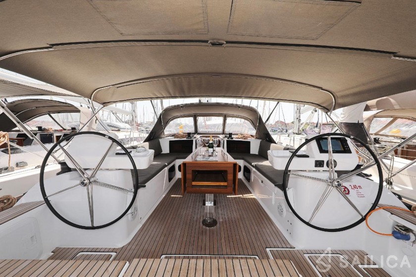 Dufour 520 GL - Yacht Charter Sailica