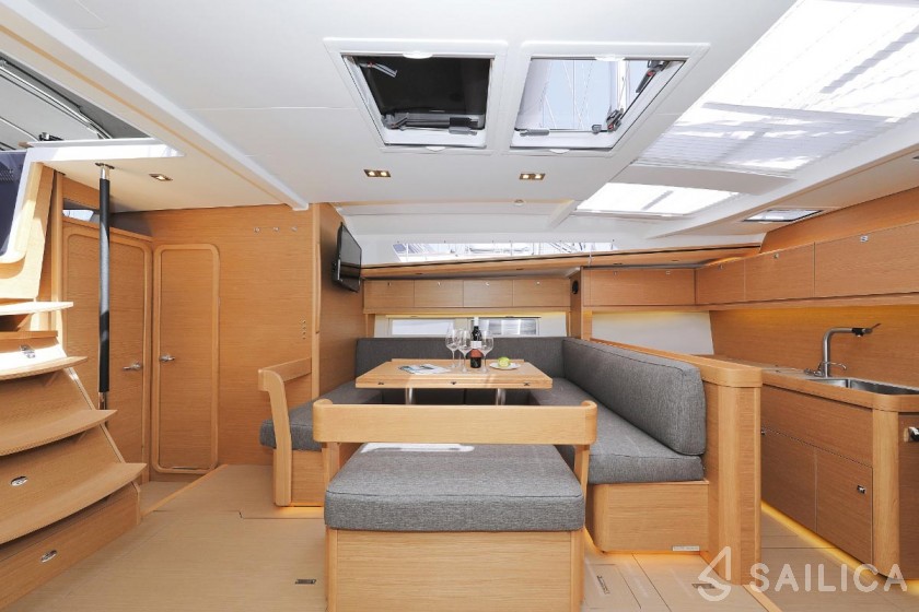 Dufour 520 GL - Yacht Charter Sailica