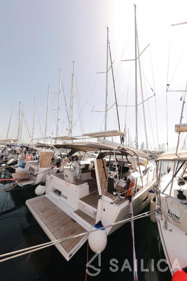 Dufour 520 GL - Yacht Charter Sailica