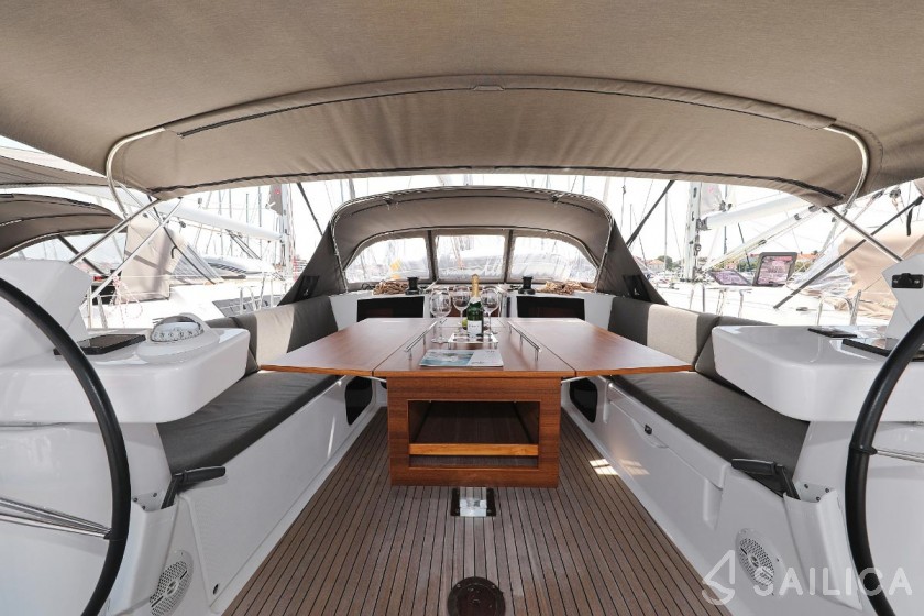 Dufour 520 GL - Yacht Charter Sailica