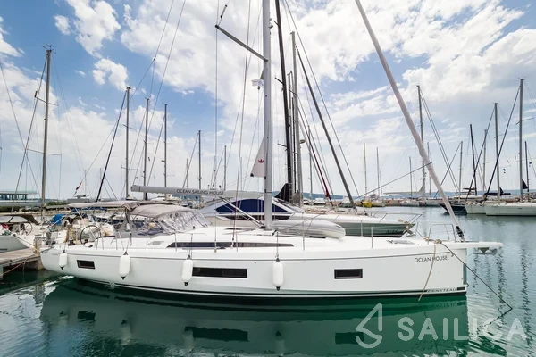 Oceanis 51.1 - Yacht Charter Sailica