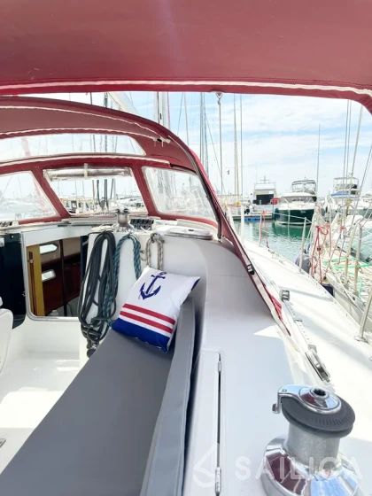 Oceanis 393 - Yacht Charter Sailica