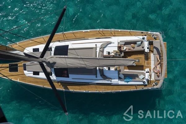 Dufour 520 GL - Yacht Charter Sailica