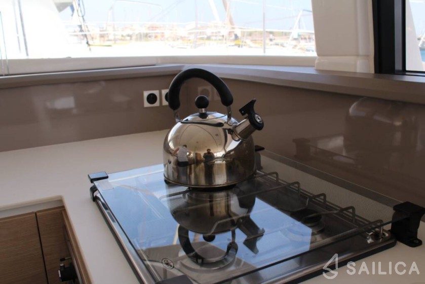 Bali 4.1 - Yacht Charter Sailica