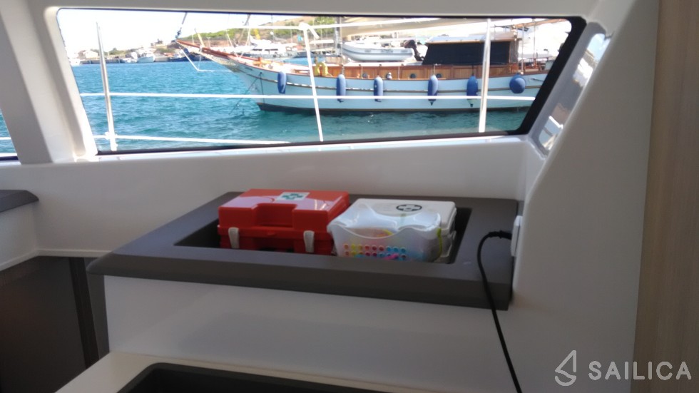 Bali 4.1 - Yacht Charter Sailica