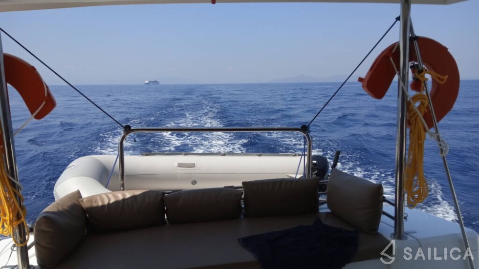 Bali 4.1 - Yacht Charter Sailica