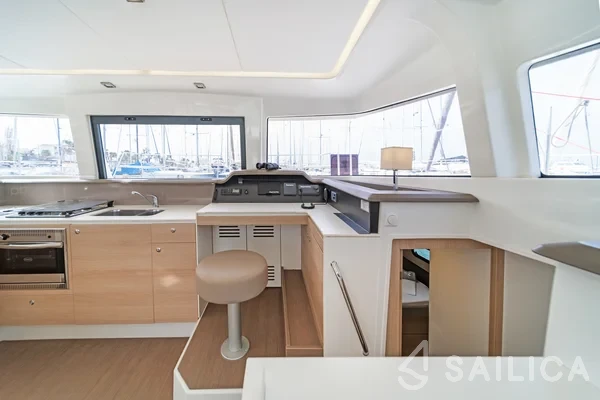 Bali 4.1 - Yacht Charter Sailica