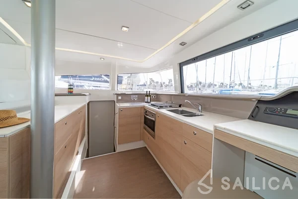 Bali 4.1 - Yacht Charter Sailica