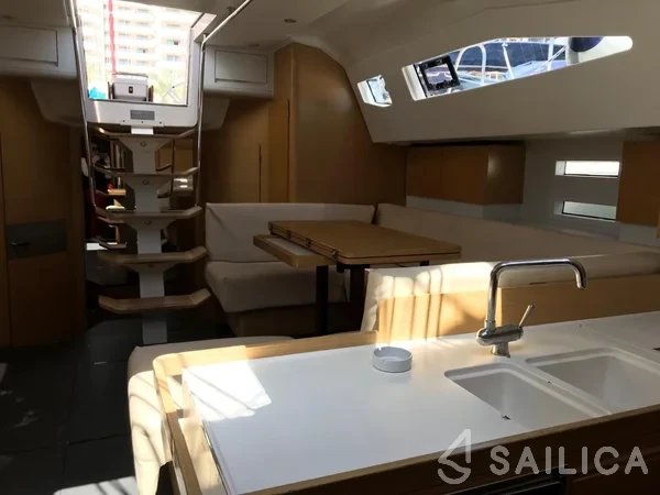 Oceanis 43 - Yacht Charter Sailica