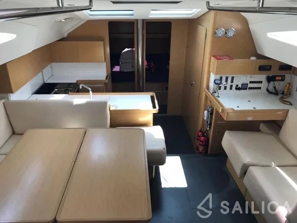 Oceanis 43 - Yacht Charter Sailica
