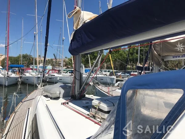 Oceanis 45 - Yacht Charter Sailica