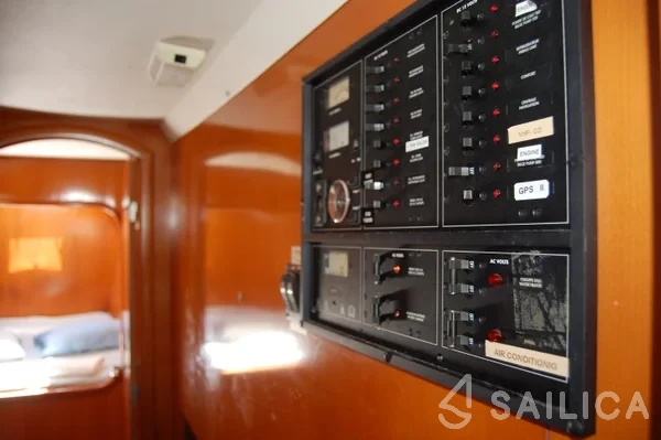 Lagoon 410 - Yacht Charter Sailica