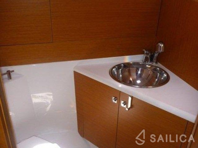 Jeanneau 53 - Yacht Charter Sailica