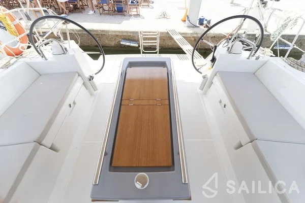 Oceanis 45 - Yacht Charter Sailica