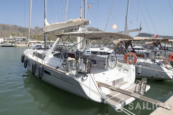 Oceanis 45 - Yacht Charter Sailica