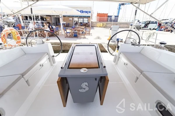 Oceanis 45 - Yacht Charter Sailica
