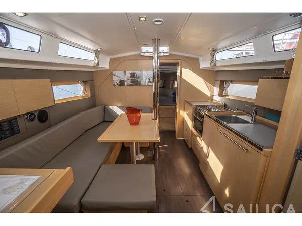 Oceanis 38 - Yacht Charter Sailica