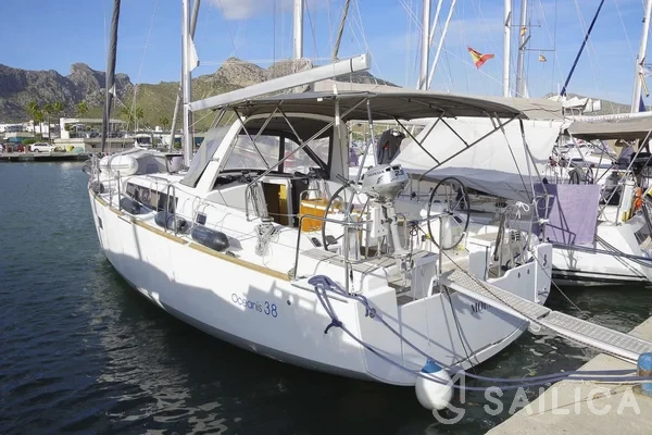 Oceanis 38 - Yacht Charter Sailica
