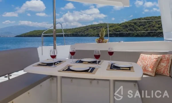 Lagoon 450  Flybridge - Yacht Charter Sailica