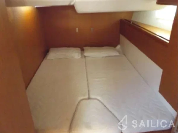 Jeanneau 53 - Yacht Charter Sailica