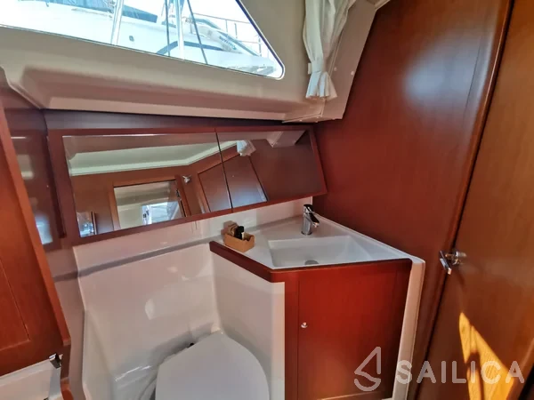 Oceanis 41.1 - Yacht Charter Sailica