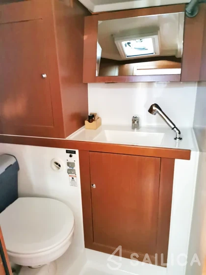 Oceanis 41.1 - Yacht Charter Sailica