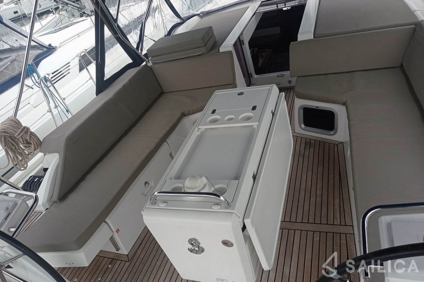 Oceanis 51.1 - Yacht Charter Sailica