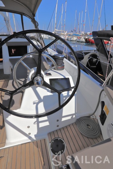 Sun Odyssey 410 - 3 cab. - Yacht Charter Sailica
