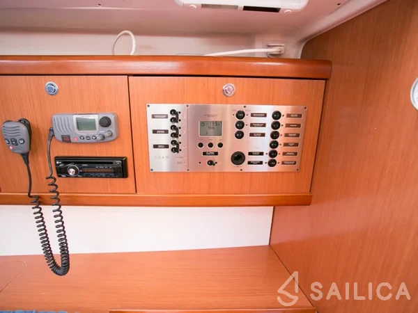 Oceanis 43 - Yacht Charter Sailica