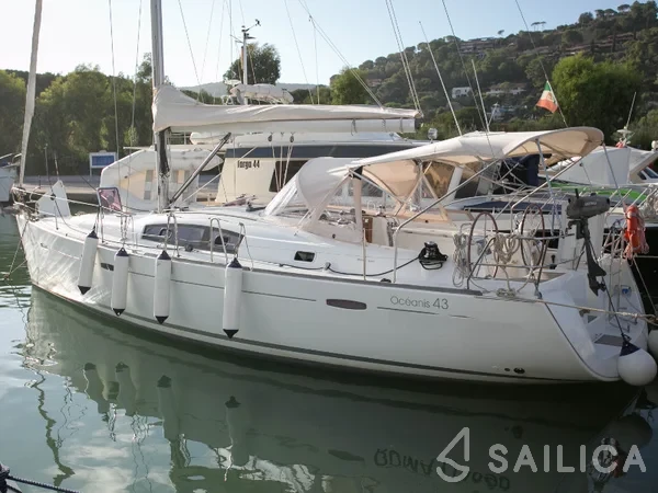 Oceanis 43 - Yacht Charter Sailica