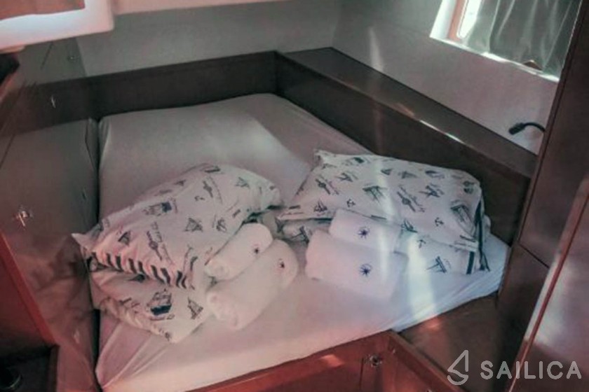 Oceanis 55 - 4 + 1 cab. - Yacht Charter Sailica