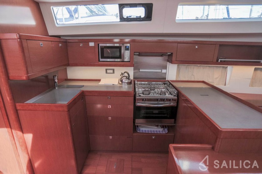 Oceanis 55 - 4 + 1 cab. - Yacht Charter Sailica