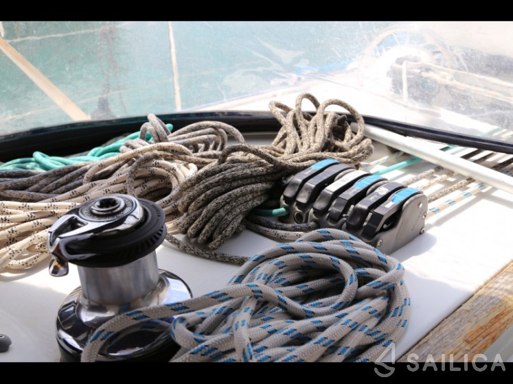 Oceanis 523 - Yacht Charter Sailica