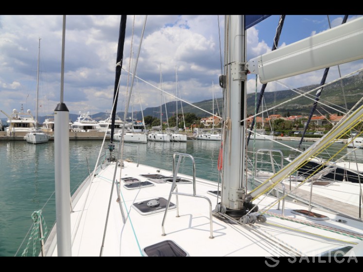 Oceanis 523 - Yacht Charter Sailica