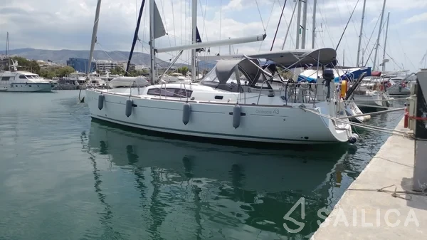 Oceanis 43 - Yacht Charter Sailica