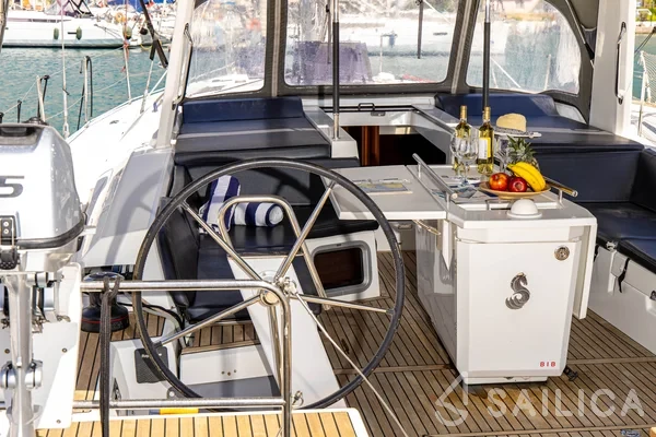 Oceanis 51.1 - Yacht Charter Sailica