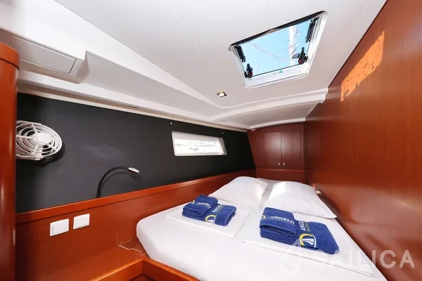 Oceanis 45 - Yacht Charter Sailica