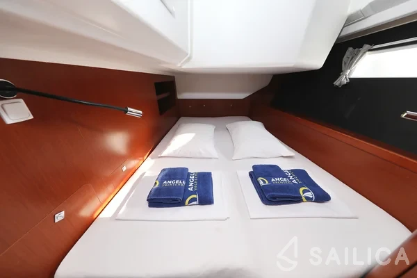 Oceanis 45 - Yacht Charter Sailica