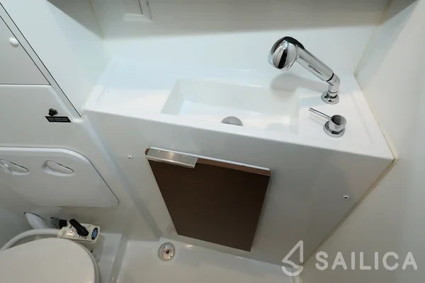 Lagoon 40 - Yacht Charter Sailica