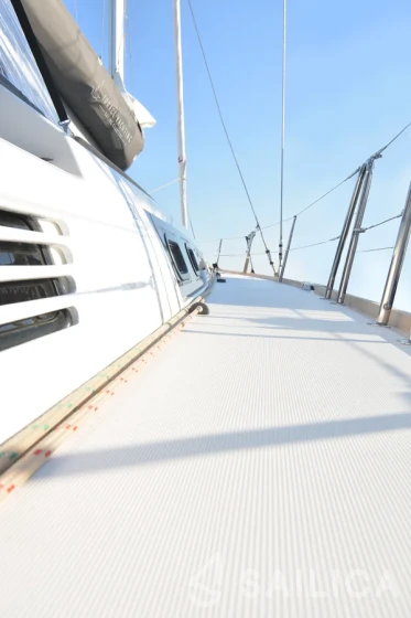 Dufour 520 GL - Yacht Charter Sailica