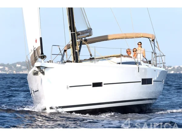 Dufour 520 GL - Yacht Charter Sailica